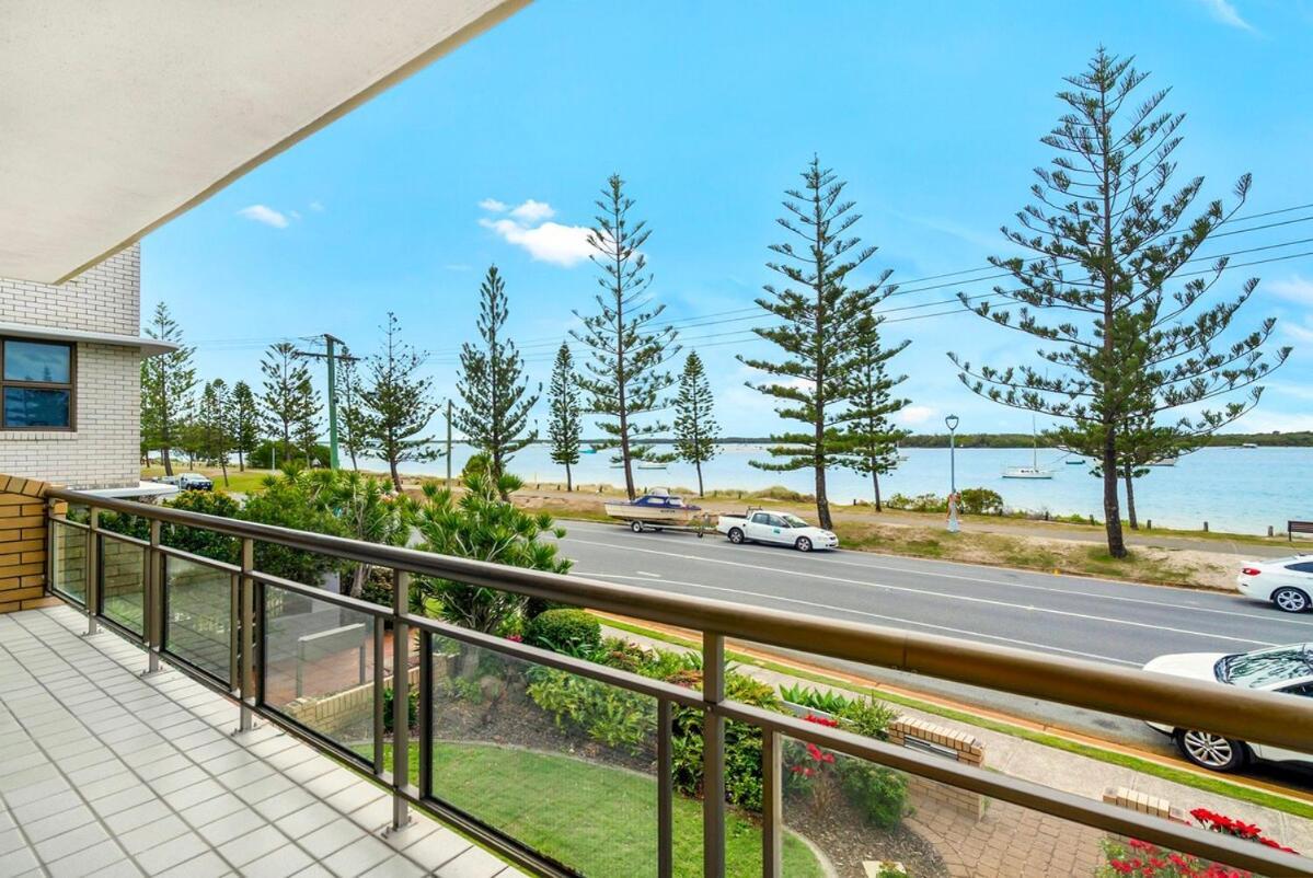 Apartment & Wave Break Island Views *